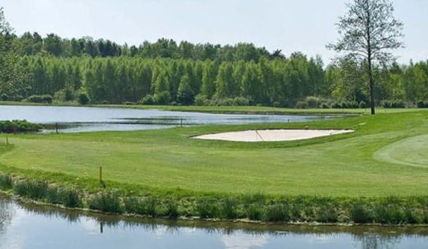 Golfplatz am See